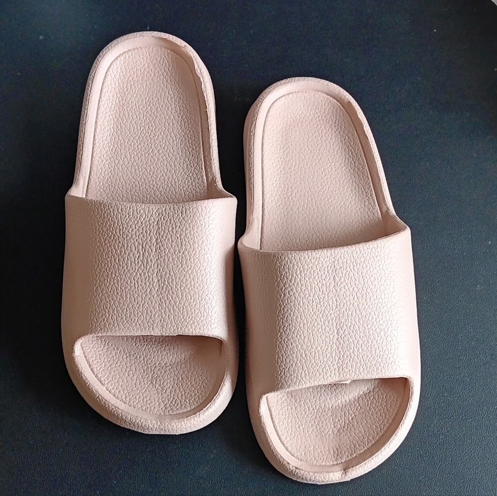Unisex Eva Pillow Slides size 8-9.